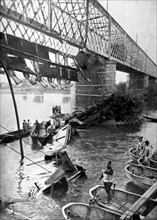 Rescue operations after the railway disaster at  the Ponts-de-Cé (1907)