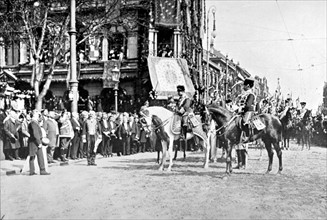 L'empereur Guillaume II, entrant à Crefeld, reçoit les souhaits de bienvenue de la municipalité (2 avril 1906)