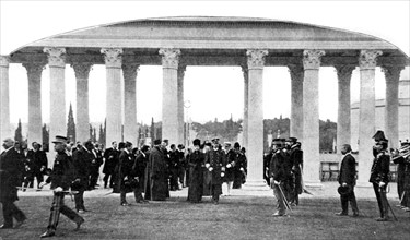 Entrée du cortège royal au propylée du stade pour les jeux Olympiques d'Athènes (22 avril 1906)