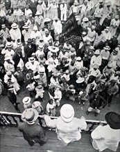 M. Gérault-Richard, candidat socialiste à la Basse-terre (Guadeloupe), harangue les électeurs du haut de son balcon (1906)