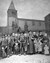 L'abbé Sabot, curé de Champels, entouré de quelques-uns de ses paroissiens (1906)