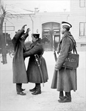 Un passant fouillé par la police russe à Varsovie (1906)