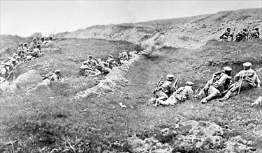 Attaque d'une position russe par l'infanterie japonaise, selon la tactique du "mouvement abrité", à Chouchanpou (1905)