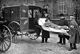 Transportation of a wounded soldier from the Moscow train station towards the military hospital (1905)
