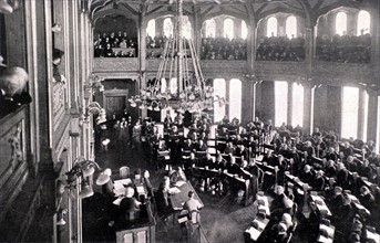 M. Michelsen lit l'adresse notifiant au roi Oscar la séparation de la Norvège et de la Suède, au Parlement norvégien (1905)