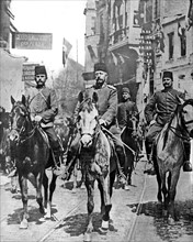 Mahmoud Chefket Pacha,  parcourt à cheval les rues du quartier de Péra, à Constantinople (1909)