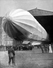 Great German dirigible Zeppelin I, arriving at the hangar of Frescaty to keep watch on the border (1909)