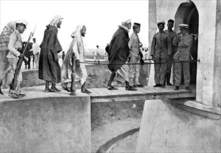 Prisonniers marocains conduits au fort de Los Camellos, après les troubles de Melilla (1909)