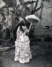 Jeune femme tahitienne se rendant aux cérémonies du 14 juillet à Papeete