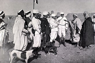 Le caïd d'Igli prêtant serment de soumission devant le colonel Bertrand, en Algérie (1900)