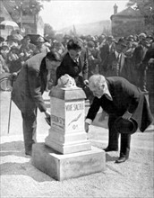 Le président du Conseil Raymond Poincaré inaugure la première borne de la voie sacrée de Verdun, à Bar-le-Duc (21 août 1922)
