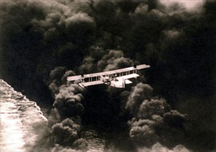 Seaplane chasing a squadron of destroyers hidden in their smoke, in the United States (1922).
