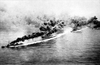 Destroyers poursuivis par un hydravion et manoeuvrant pour tendre, avec leurs appareils fumigènes, un écran de fumée aux Etats-Unis (1922).