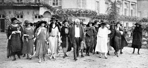 M. Millerand accompagne, dans le parc du château de Rambouillet, les dames américaines de la "Good Will Delegation" (1922)