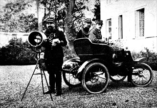 Renault little car with projections of light (1900)