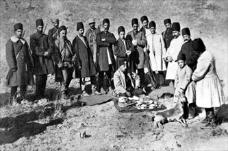 Lunch of Mozaffer-ed-Dîn at mouflon hunting, in  Djadjeroud, near Teheran (1900).