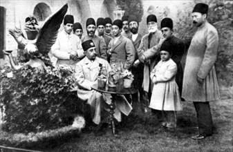 Mozaffer-ed-Dîn dans les jardins du palais de Téhéran (1900).