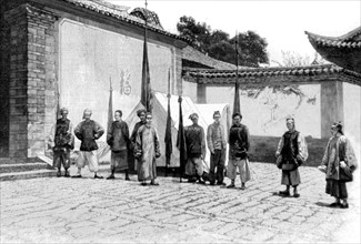 Révolte des Boxers. 
Garde de réguliers chinois devant la demeure des Français à Yunnan-Sen (1900).