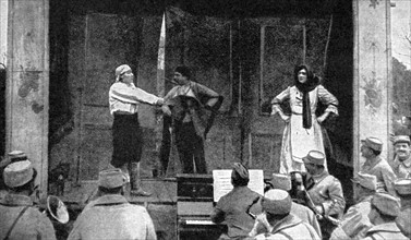 Première Guerre Mondiale. 
Les soldats assistent à une représentation théâtrale de plein air, in "Le pays de France" du 20 avril 1916.