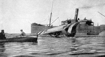 Première Guerre Mondiale.
Capture d'un hydravion italien à Vallona sur la côte albanaise (1916).
