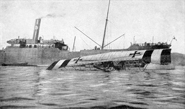 Première Guerre Mondiale.
Capture d'un hydravion italien à  Vallona sur la côte albanaise (1916)