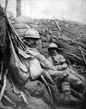 Première Guerre Mondiale.
Dans les bois de l'Argonne, soldats au repos dans une tranchée, in "Le pays de France" du 20 janvier1916.