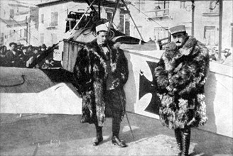 Première Guerre Mondiale.
Le lieutenant Mintagu-Yaga et le sergent Fétu devant l'Aviatik, en Salonique, in "Le pays de France" du 23 mars 1916.