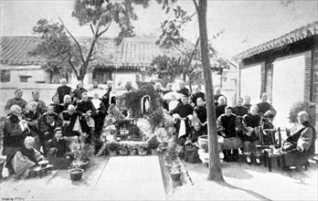 L'hospice des vieilles femmes dans l'hôpital des Soeurs de Saint-Vincent-de-Paul à Pékin, en 1900.