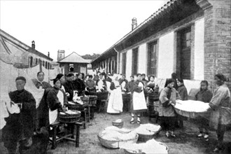 Buanderie de la Mission et des Légations dans la maison du Sacré-Coeur à Pékin, en 1900.