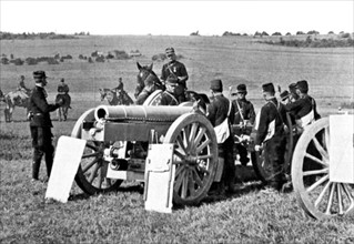 Présentation du canon 155 R pendant des manoeuvres militaires de forteresse, en 1906