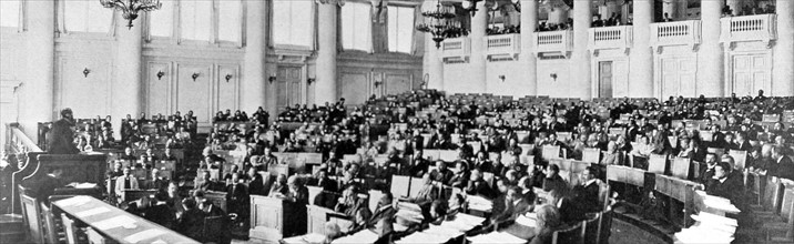 Le premier parlement russe. La Douma en séance en 1906.