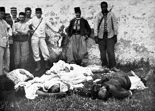 Exécution de quatre indigènes et d'un askri suite à l'émeute à Dar Debibagh, aux portes de Fez au Maroc, en avril 1912.
