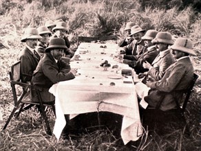 Après la chasse, le déjeuner dans la jungle, à la table du roi George V d'Angleterre, au Népal en 1912.