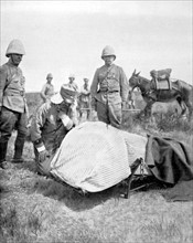 Le général Moinier, terrassé par la fièvre, donne ses ordres au général Dalbiez, lors du combat entre Souk el Arba des Zemmour et Aït-Abou, au Maroc le 6 juillet 1911.