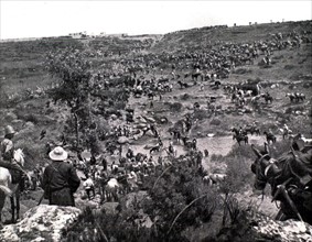 Près de Baklil au Maroc, le passage de l'oued Afehoun par les troupes du colonel Gouraud, lors de la campagne militaire en 1911.