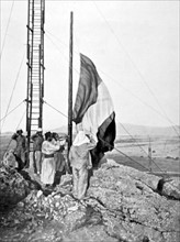 Le salut au drapeau devant le poste de télégraphie sans fil à Taourirt au Maroc, lors de la campagne militaire en 1911.