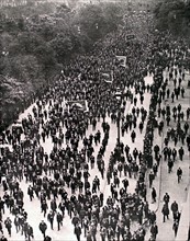 A Londres en 1911, une colonne de grévistes quitte Tower Hill avec les bannières des corporations, afin de rassembler et entraîner les manifestants.