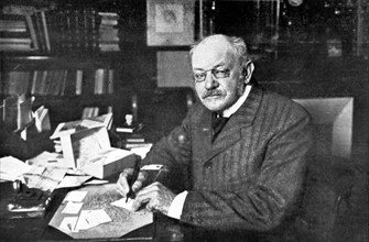 Portrait de Jules Cambon dans son cabinet de travail à Paris, en 1911.
