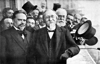 M. Manoël de Arriaga, premier président de la république portugaise sourit à la foule qui l'acclame au Portugal, le 24 août 1911.