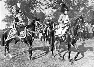 La princesse Victoria-Louise et la princesse Eitel-Frédéric, à la parade de la garde impériale en Allemagne, en 1911.