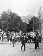 Pendant une agitation révolutionnaire à Bilbao (au Pays basque) en 1911, les manifestants sont dispersés par la troupe sur la place de l'Arenal.