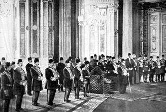 Le sultan Mehmed V à la cérémonie du baise-main, au palais de Dolma-Baghtché à Constantinople en 1911, pendant la fête du Baïram.