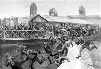 Les émeutiers s'enfuient par le pont tournant d'une des écluses du port, suite à une charge de cavalerie pendant les manifestations de grévistes, le 23 octobre 1902 à Dunkerque.