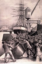 Les émeutiers jetant à l'eau les wagons à charbon et les bennes des grues, pendant les manifestations de grévistes à Dunkerque, le 23 octobre 1902.