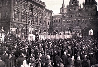 Messe en plein air devant la chapelle de la Vierge d'Ibérie à Moscou, en 1907.