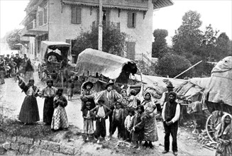 Caravane de Bohémiens cernée par les gendarmes suisses et français à la frontière suisse, à Moelesulaz près de Genève (1907).