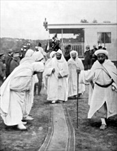 A Rabat, le sultan Moulaï Youssef devant le train qui va le conduire à Fez par la nouvelle grande voie ferrée, (trois jours avant l'inauguration officielle), le 2 avril 1923.