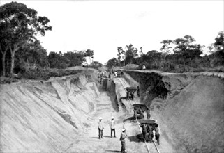 Construction du chemin de fer de Brazzaville à l'océan, en 1923 au Congo.