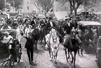Le roi d'Espagne, Alphonse XIII, et la reine parcourent à cheval les rues de Séville, à l'occasion de la Féria, en 1923.