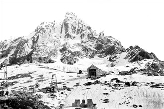 La future station "Les Glaciers", à 2404 mètres d'altitude, au pied de l'Aiguille du Midi en Haute-Savoie, en 1923.